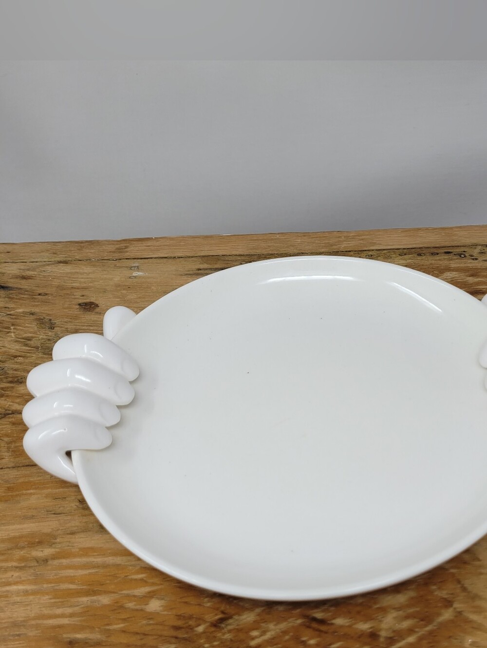 Vintage Pop Art Hands Holding Ceramic Plate 1970s MCM - Picture 2 of 4